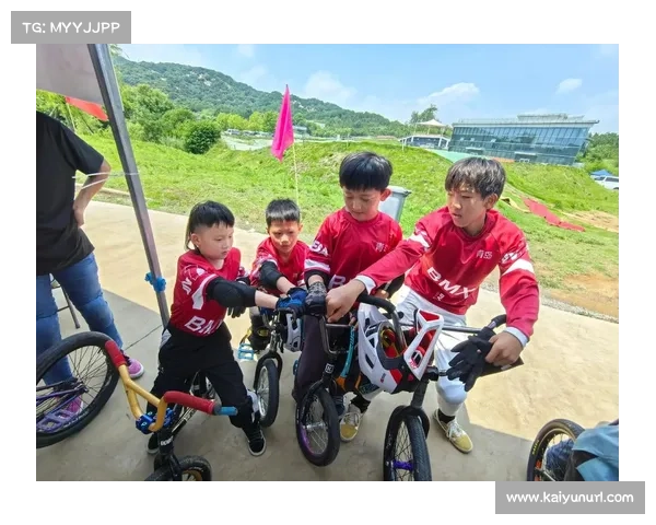 BMX自由式公园赛选手空中翻转、甩尾腾跃，上演高燃对决